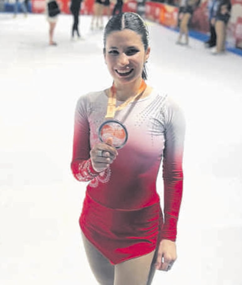 Erika Alarcón exhibe la medalla ganada en Italia.