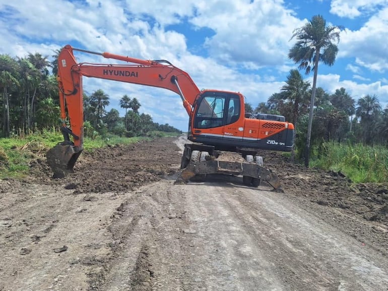 Maquinaria del MOPC reparando el camino en el trayecto Toro Pampa.