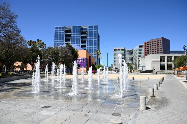 "Splash pad" se denominan los chorros de agua que conforman una fuente en la plaza César Chávez del centro de San José.