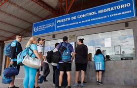 Hinchas de Racing se registran en un puesto de Control Migratorio este viernes, en el paso fronterizo de José Falcón, a unos 48km de Asunción (Paraguay).