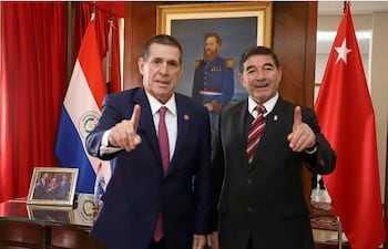 El presidente dela ANR, Horacio Cartes y el senador Carlos Núñez Agüero, comisario (SR) hacen el gesto de la Lista 1, tras anunciar el retorno del senador al cartismo.