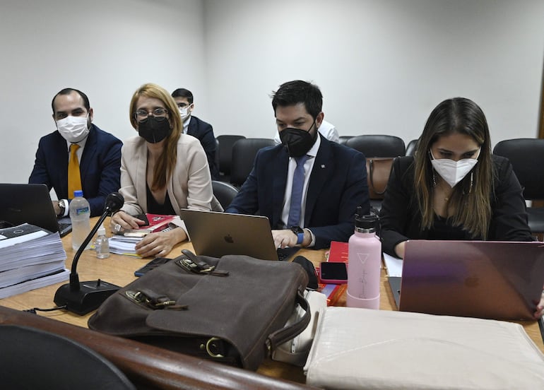 El entonces fiscal anticorrupción Osmar Legal (2° de la derecha) y a su lado la Abg. Patricia Doria, representante de la querella adhesiva, en el juicio a Ramón González Daher y su hijo.
