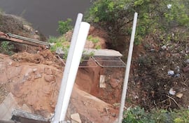 Lugar donde colapsó una parte del mirador Itá Pytã Punta, el cual hace años espera una reparación.