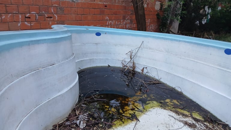 patio baldío abandonado, barrio Tacumbú
