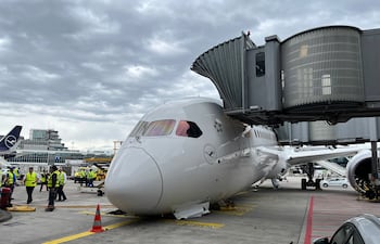Varios heridos al caer sobre su morro un avión de Lufthansa aparcado en Fráncfort