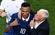 El delantero de Francia Kylian Mbappé celebra junto a su entrenador Didier Deschamps tras ganar el partido de fútbol de los octavos de final de la Copa Mundial 2026 entre Paraguay y Francia en el Philadelphia Stadium en Filadelfia.