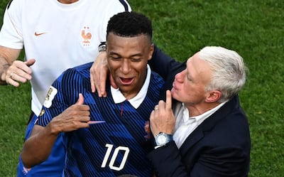 El delantero de Francia Kylian Mbappé celebra junto a su entrenador Didier Deschamps tras ganar el partido de fútbol de los octavos de final de la Copa Mundial 2026 entre Paraguay y Francia en el Philadelphia Stadium en Filadelfia.