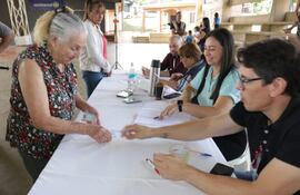 La Entidad Binacional Yacyretá (EBY), a través de las Áreas de Reasentamiento y Coordinación Social, entregó Bonos Sociales en los Asentamientos Atinguy, Pindó y en el casco urbano de San Cosme y Damián, Compañías, Caraguatá y Jakarey (Carmen del Paraná).