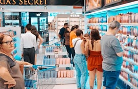 Un grupo de turistas selecciona productos en una tienda de perfumería y cosméticos en Pedro Juan Caballero.
