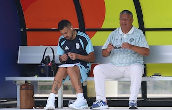 Claudio Tapia (pantalón blanco) observa un entrenamiento previo al partido de Argentina contra Egipto, en Kennesaw, Georgia.