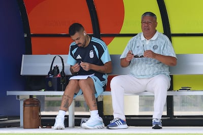 Claudio Tapia (pantalón blanco) observa un entrenamiento previo al partido de Argentina contra Egipto, en Kennesaw, Georgia.
