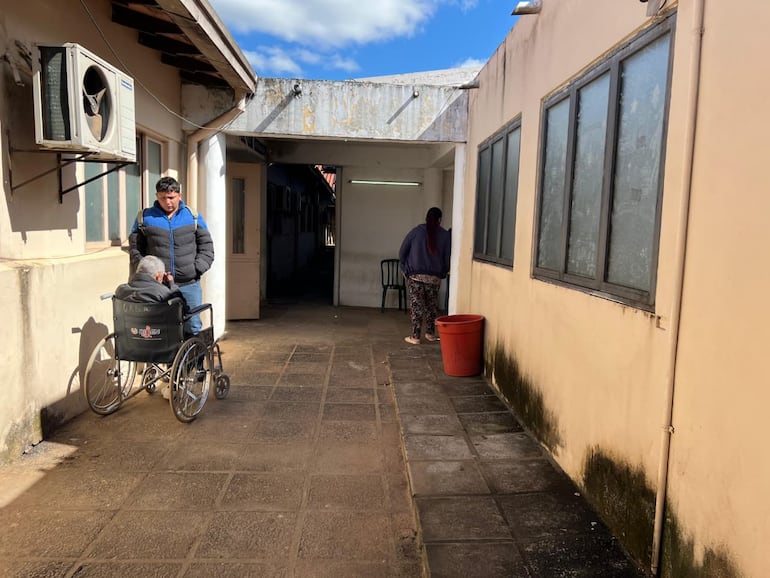 Las instalaciones del hospital muestran paredes deterioradas, sin pintura y con claras filtraciones de humedad en varios sectores.