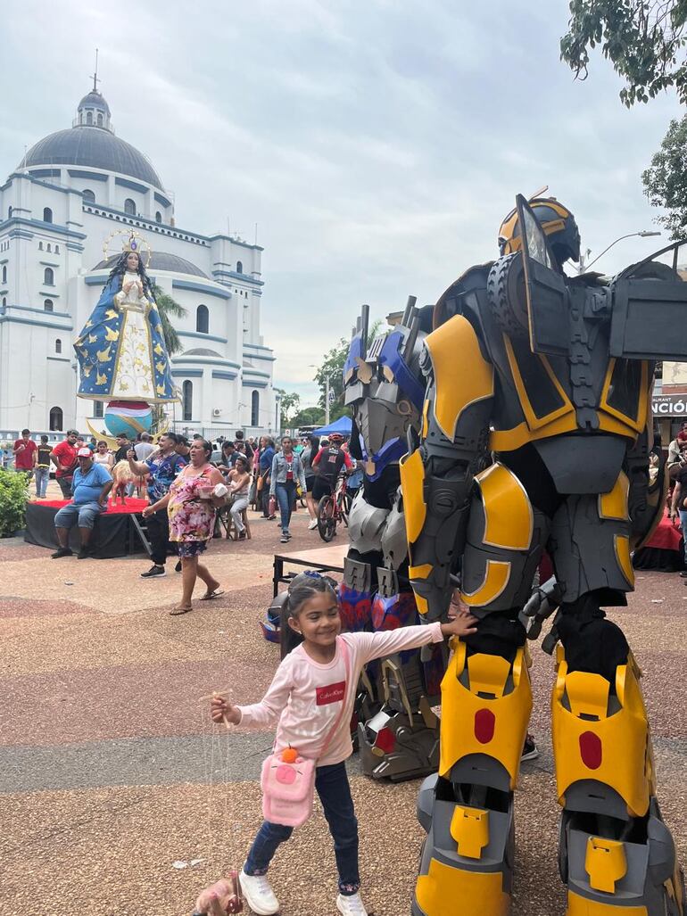 Los Transformes acapararon la atención de los chicos en Caacupé.