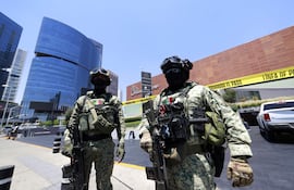 Image ilustrativa. Integrantes del Ejército de México custodiando la zona donde se cometió un ataque armado en Zapopan en Jalisco (México).