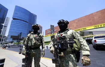 Image ilustrativa. Integrantes del Ejército de México custodiando la zona donde se cometió un ataque armado en Zapopan en Jalisco (México).