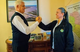 Arnoldo Wiens expresa su apoyo a Silvia Lindstron en Tacuatí.