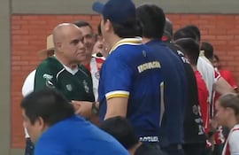 Momento en el que el público abuchea al Presidente del Congreso Nacional Basilio "Bachi" Núñez (ANR-HC) y al diputado colorado Edgar Olmedo durante la inauguración del Campeonato de Fútbol de Salón de Caaguazú en Coronel Oviedo.