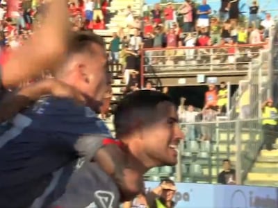 El paraguayo Antonio Sanabria (d), jugador del Cremonese, festeja un gol en el partido frente a Sassuolo por la segunda fecha de la Serie A de Italia.