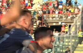 El paraguayo Antonio Sanabria (d), jugador del Cremonese, festeja un gol en el partido frente a Sassuolo por la segunda fecha de la Serie A de Italia.