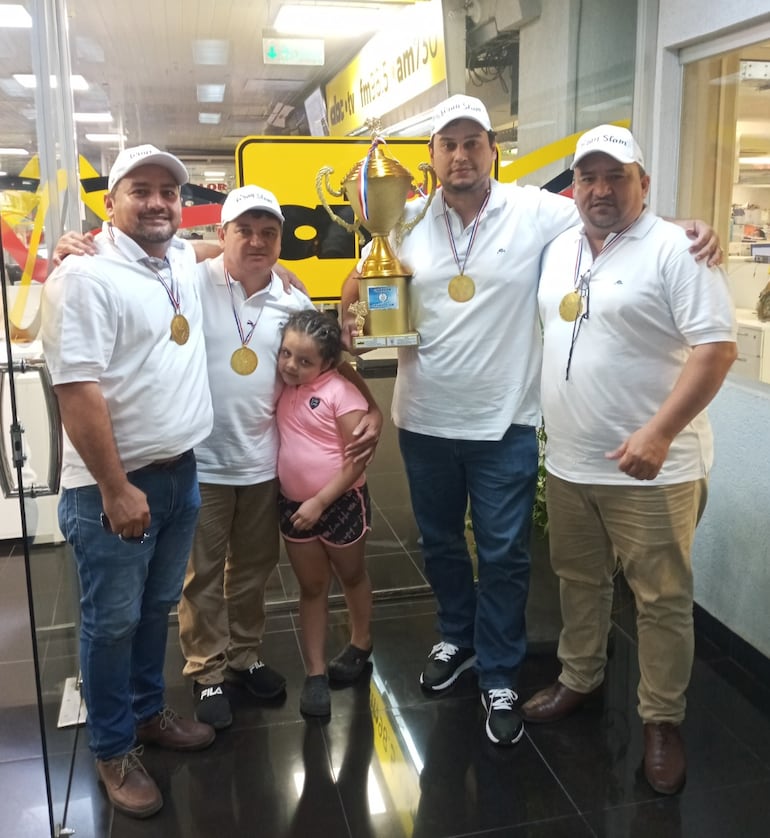 Participantes de una de las competencias del Grand Slam del truco deportivo en visita a la redacción de ABC Color.