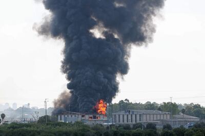 Se elevan columnas de humo provenientes de un incendio en un edificio en Herzliya, cerca de Tel Aviv, tras una nueva andanada de cohetes iraníes el 17 de junio de 2025.