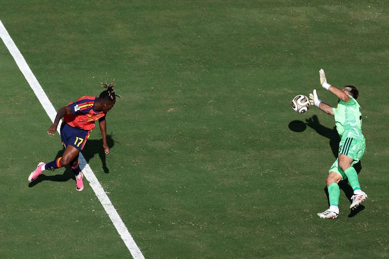 El español Nico Williams falla un remate de cabeza contra el argentino Emiliano Martínez durante el partido de la Final de la Copa Mundial de la FIFA 2026 entre España y Argentina en el New York New Jersey Stadium el en East Rutherford, Nueva Jersey.