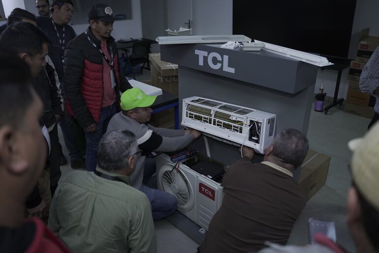 Una jornada de la capacitación estuvo dedicada exclusivamente a técnicos de aires acondicionados.