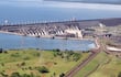 Complejo hidroeléctrico paraguayo-brasileño Itaipú. Enfrente, parte del embalse que hace posible la producción de energía eléctrica.