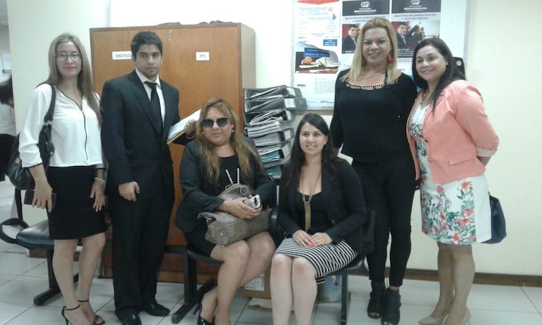 De izq. a der. Beatriz Cabañas, Diego Molinas, Yren Rotela, Paola Vargas, Mariana Sepúlveda y Gloria Genovese. (Archivo Abc).