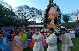 Procesión de la imagen de la Virgen de Schoenstatt.