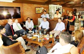 martes-24-de-noviembre-del-2015-en-casa-de-los-zacarias-irun-estuvieron-todos-autoridades-inversionistas-extranjeros-y-socios-comerciales-paraguayo-221655000000-1597739.jpg