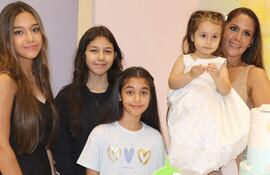 Ingrid Poka con sus cuatro hijas: la cumpleañera Ingrita, Antonella, Alessandra y Annabella.