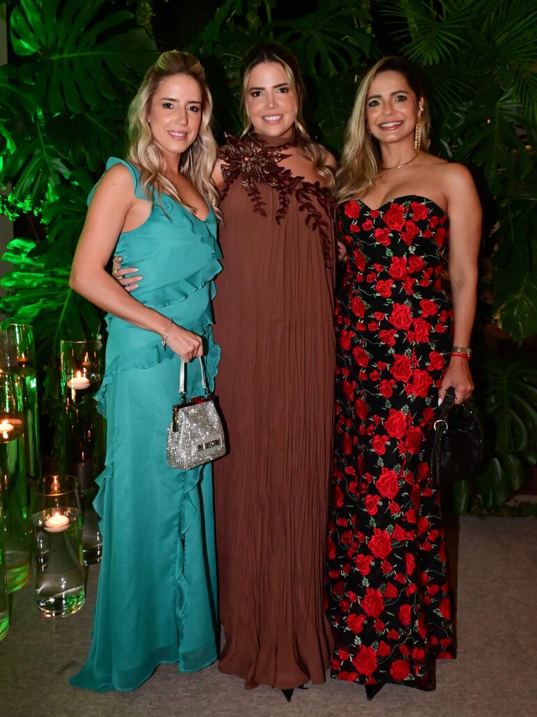 Luján y Victoria Irún junto con Carolina Camillo. 