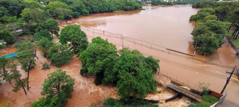 El Lago de la República quedó totalmente desbordado.