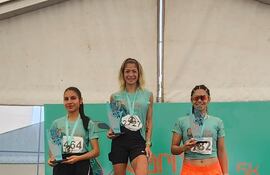 El podio de las campeonas, Astrid Noemí Cáceres, Sasha Sborovsky Cymerman y Verónica Flores, en la Carrera de las Chicas.