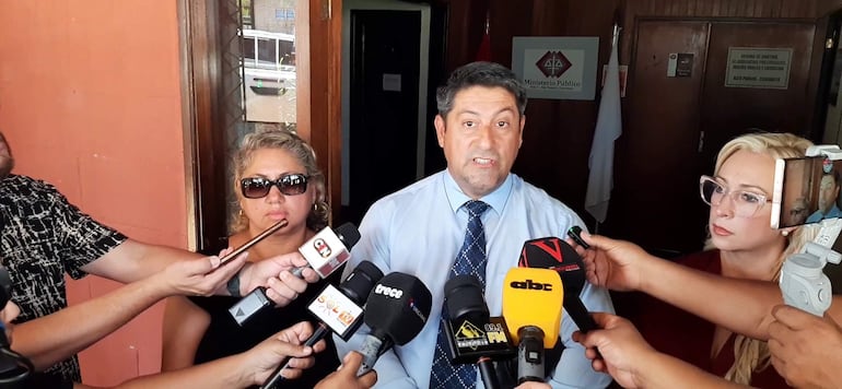 Los padres de la víctima junto a la fiscal Vivian Coronel. 