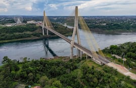 Santiago Peña habilitará el Puente de la Integración recién hoy. Lula da Silva ya lo hizo ayer.
