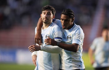 Mathías Villasanti (i) y Tetê de Gremio celebran un gol este jueves, en un partido de la Copa Sudamericana entre Bolívar y Gremio en el estadio Hernando Siles, en La Paz (Bolivia).