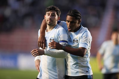 El paraguayo Mathías Adalberto Villasanti Rolón (izquierda, 29 años), en el festejo de su gol concretado la semana pasada en la altura de La Paz para el Gremio.