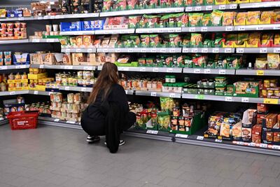 Una mujer toma artículos de un estante en una tienda de la cadena de supermercados Penny en Berlín, Alemania, el 1 de agosto de 2023. La inflación alemana se desaceleró en julio de 2023 después de aumentar en junio de 2023, según mostraron datos oficiales, pero se mantuvo en niveles altos.