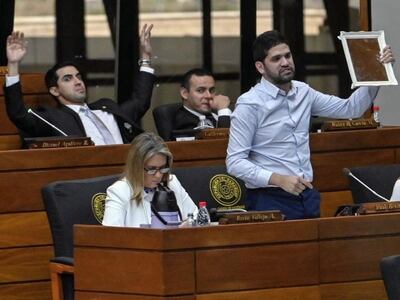 El diputado Raúl Benítez (Partido Encuentro Nacional) blande en alto un espejo durante la sesión en la que se discute la derogación del convenio con la Unión Europea. "Les recomiendo que se compren un espejo para ver si ahí no ven a los culpables del fracaso del sistema educativo", espetó a sus colegas.