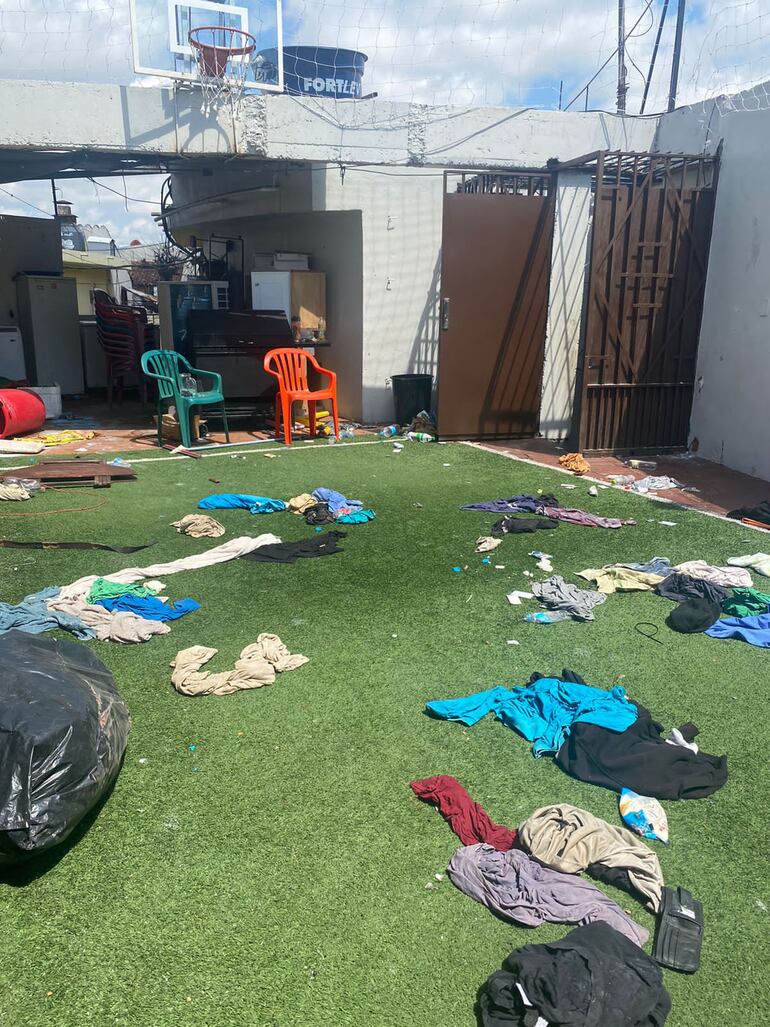 Objetos encontrados en el salón multiuso VIP de la Penitenciaria Nacional de Tacumbú.