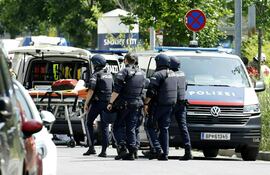 Policías austriacos acordonan los alrededores de la escuela donde ocurrió el tiroteo.
