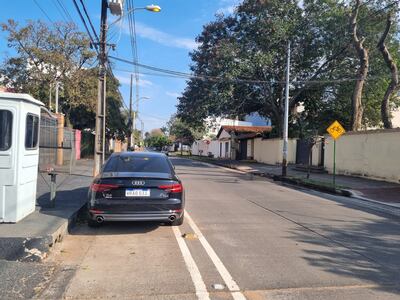 Audi negro estacionado sobre la bicisenda de la calle Benigno Ferreira, en el barrio Mariscal Estigarribia.