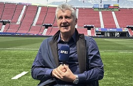 El exfutbolista croata Davor Suker habla durante una entrevista con EFE este jueves, en el estadio Nacional Julio Martínez Prádanos, en Santiago (Chile). Suker, campeón mundial sub-20 en 1987 en el torneo que se realizó en Chile, dejó un mensaje sobre el valor que tiene para los futbolistas jugar con su selección y, en especial, por una Copa del Mundo.