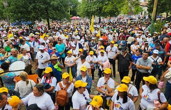 Unos 8.000 docentes coparon el microcentro de Asunción, en protesta por la reforma de la caja fiscal.