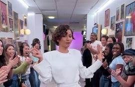 Zendaya estuvo de invitada en el “The Jennifer Hudson Show”. Pasó por el "túnel" de empleados del canal y fue vestida en total white.