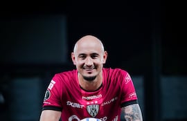 El delantero paraguayo Carlos "Cocoliso" González del Independiente del Valle con la pelota del partido ante Libertad, que se llevó tras anotar un triplete.