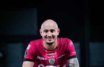 El delantero paraguayo Carlos "Cocoliso" González del Independiente del Valle con la pelota del partido ante Libertad, que se llevó tras anotar un triplete.