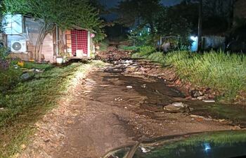 Este es el camino por el cual deben atravesar los pobladores de Chaco'í para llegar hasta el centro de Asunción.
